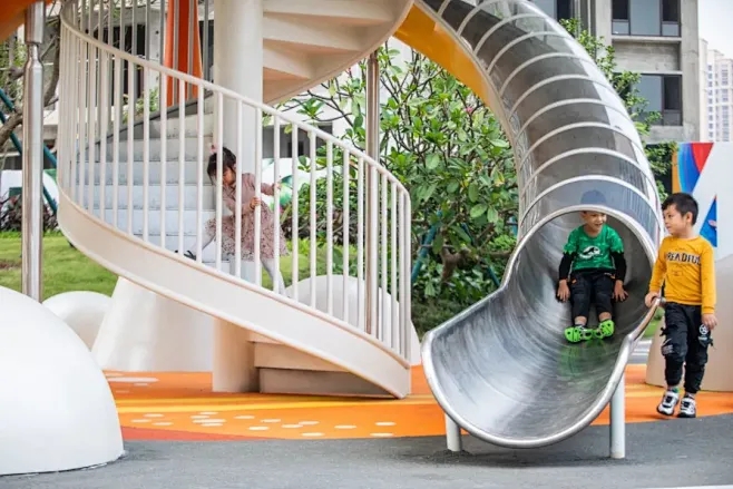 戶外游樂(lè)場(chǎng)設(shè)備全攻略：從選型到運(yùn)營(yíng)，打造兒童成長(zhǎng)的 “活力充電站”