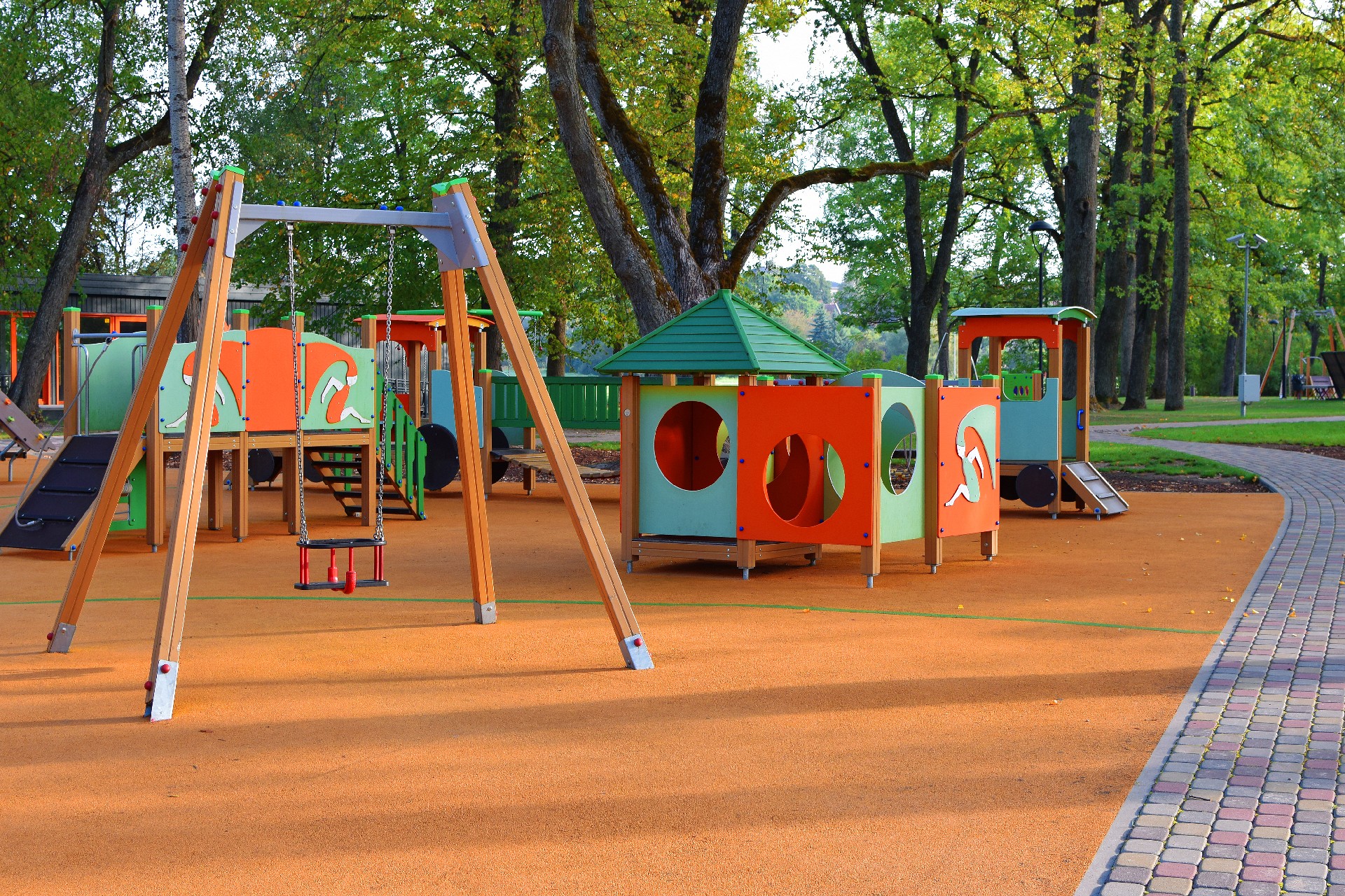 1745829476280770.jpg 花瓣素材_豐富多彩的戶外操場(chǎng)_127427603.jpg